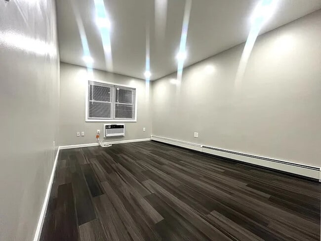 Photo - 825 Ashford St