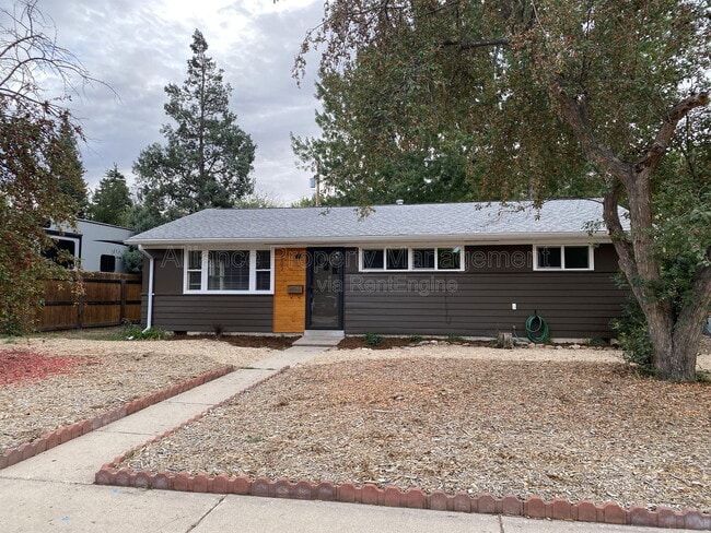 Building Photo - 2605 Lark Dr