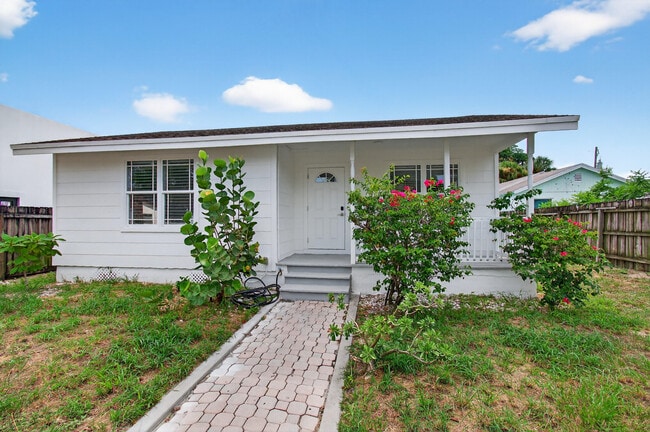 Building Photo - 218 C St Rental