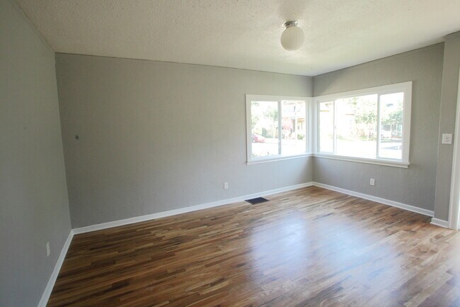 Photo - 35 NE Going St Unidad 35