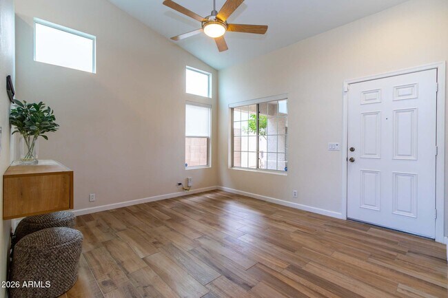 3226 E Wahalla Ln