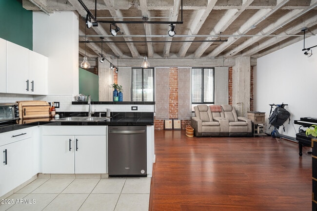 Photo - 114 W Adams St