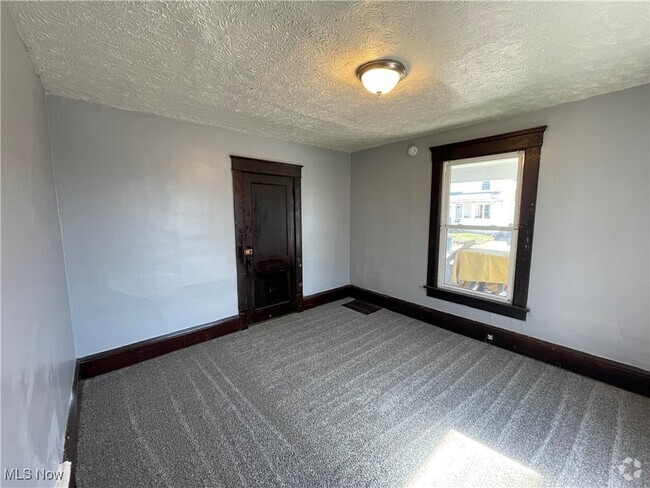Building Photo - 1052 Yale St Unit 2 Rental