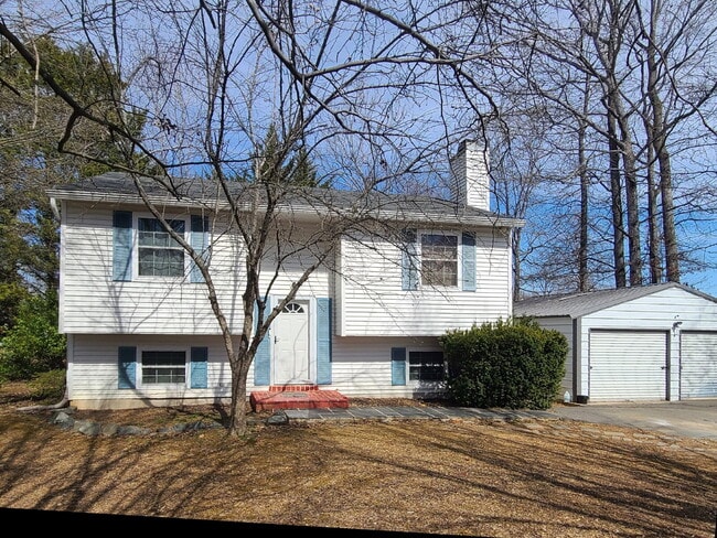 Building Photo - 3 BR, 2 BA Home with Garage and Fenced Yard
