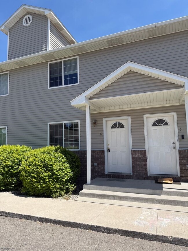 Building Photo - CALL TYE DIRECTLY FOR SHOWINGS AND APPLICATION DETAILS 208-313-6062. 2 Bed -1.5 Bath townhome in ...