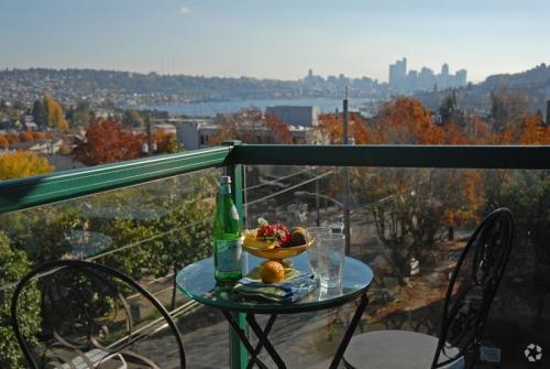 Building Photo - 2 bedroom in Seattle WA 98103 Unit 302 Rental