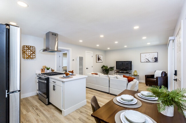 Flujo de cocina y sala de estar - Meadowbrook Apartments