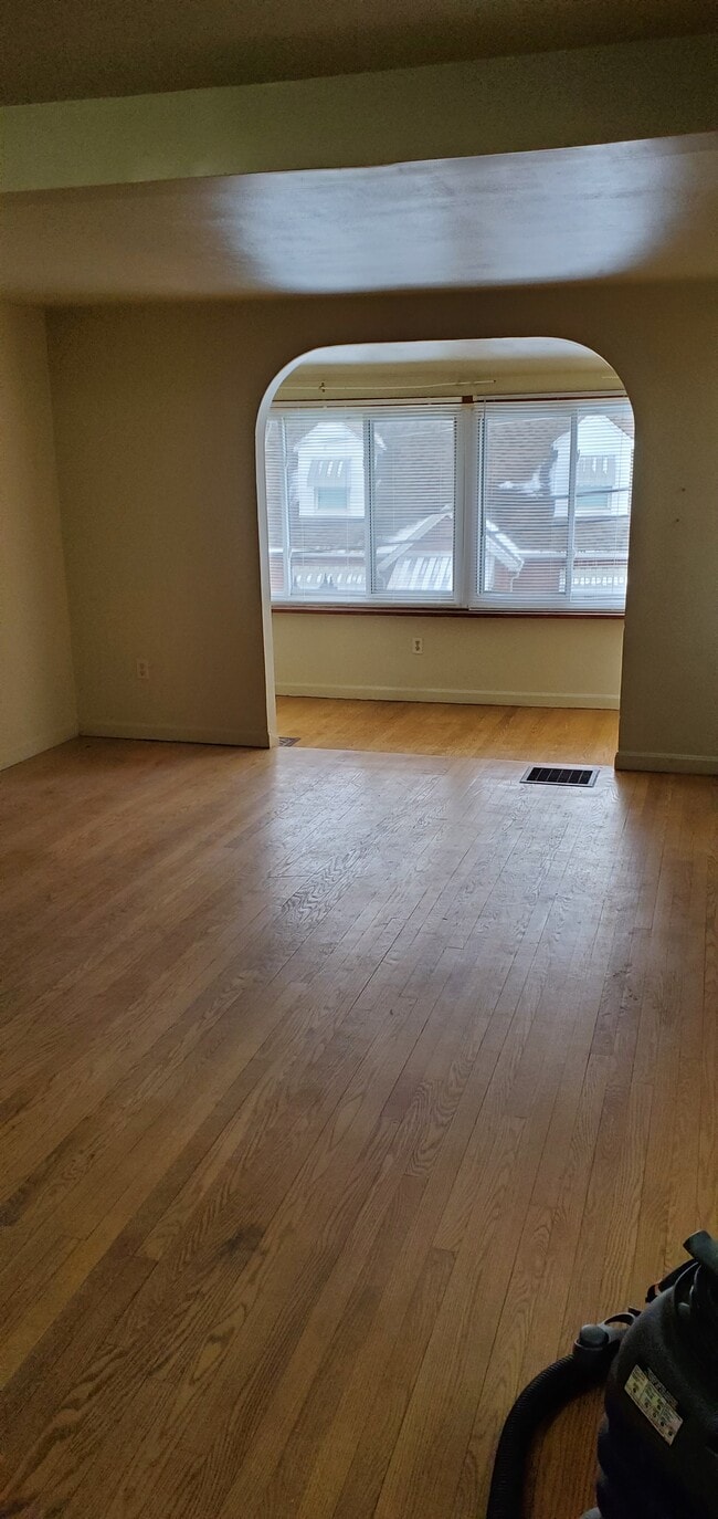 Living room - 410 Morton Ave Unit 410 Morton Ave