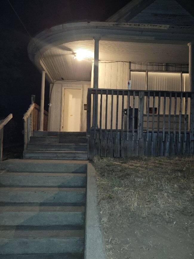 Building Photo - Pendleton Home!!