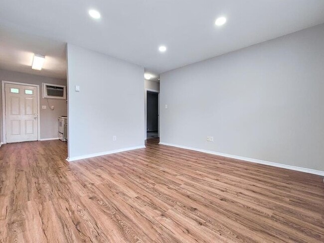 Building Photo - 4453 Layola Ave