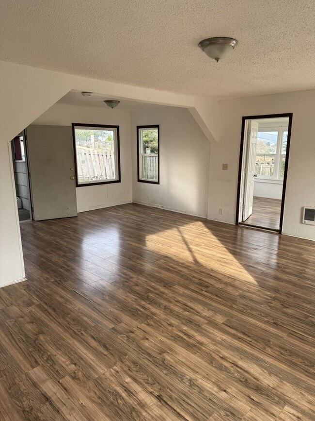 Building Photo - 5BD/2BA House in Coos Bay!