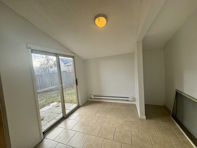 Photo - 109 Clothier St E