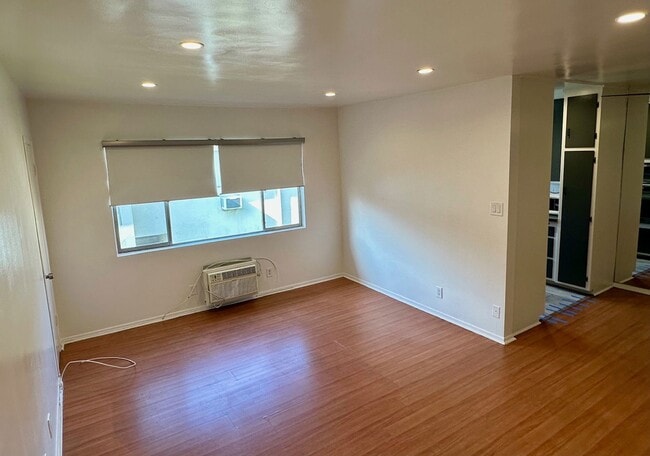 Photo - 18546 Clark St