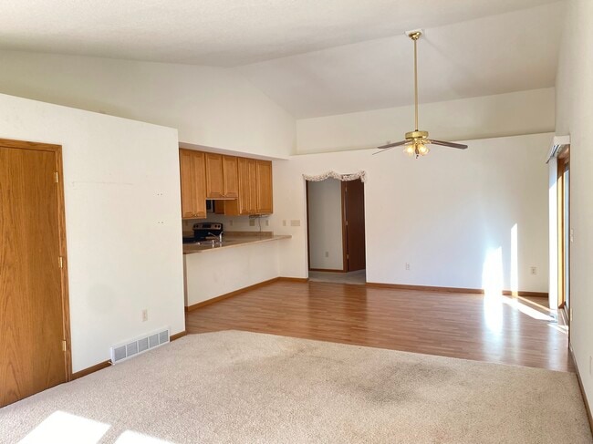 Photo - 303 Crestwood Ln