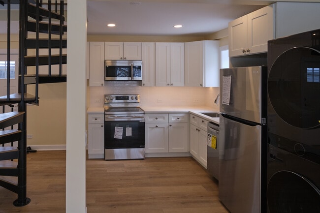 Photo - 829 Gaffield Pl