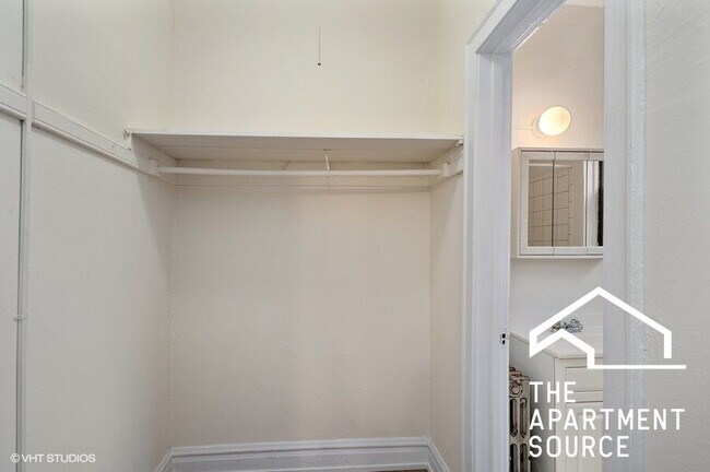 Photo - 4827 N Damen Ave