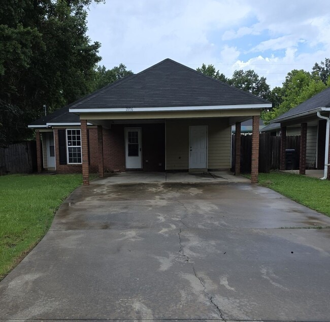 Building Photo - A Great Starter Home Just For YOU!