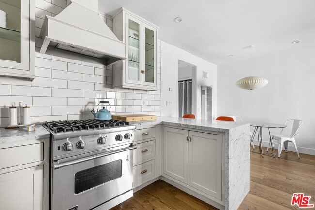 Building Photo - 1929 Tamarind Ave Unit 8