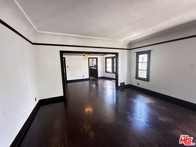Building Photo - 156 N Kenmore Ave Unit 2