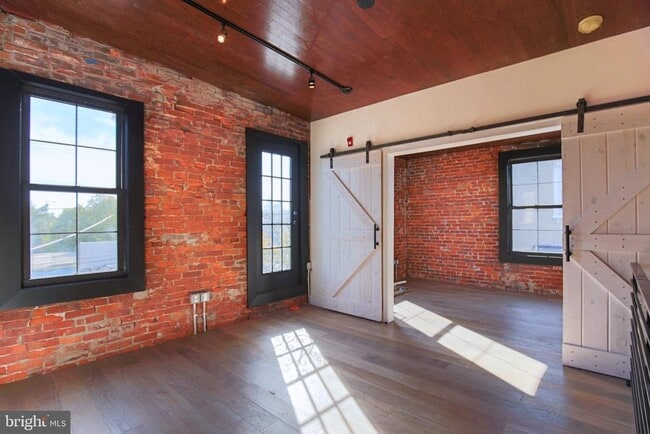 Photo - 1900 Waterloo St Unit 3
