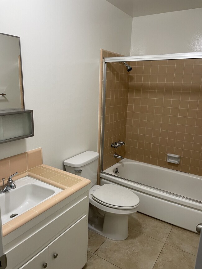 Photo - Tradewinds Apartments