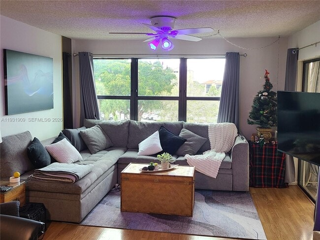 Building Photo - 2306 S Cypress Bend Dr Unit 418