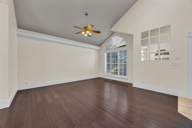 Photo - Spacious 5 Bedroom Home in Great Neighborhood in Layton!