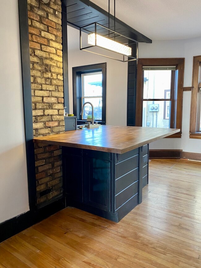 Photo - 780 Curfew St