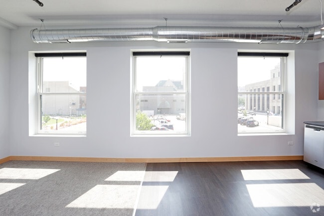 1BR, 1BA - 672 SF - Living Room