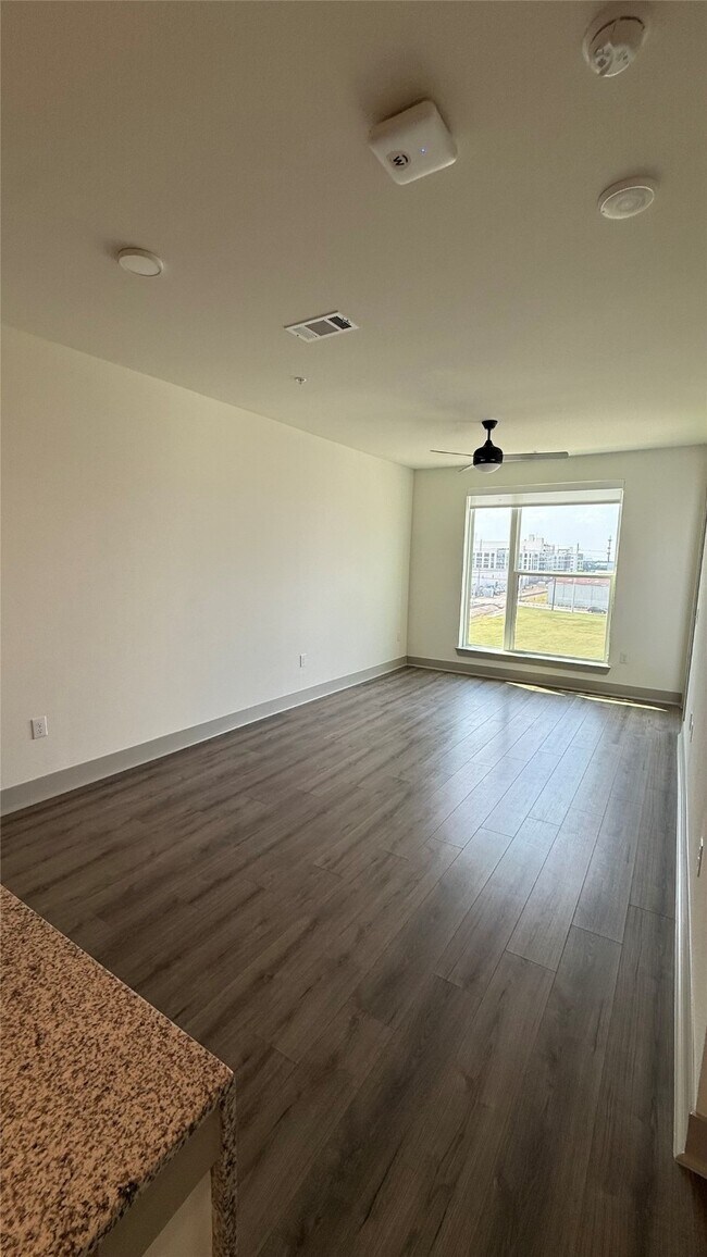 Building Photo - 2305 Summer St Unit 612