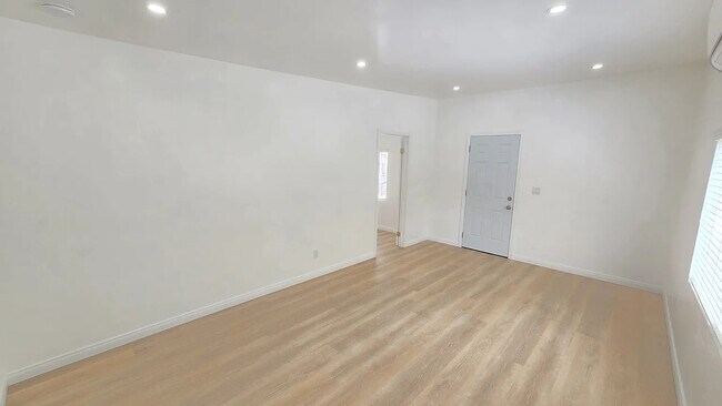 living room - 1041 N Edinburgh Ave Unit 3-4