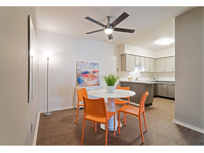 Modern Dining Room & Kitchen | Apartments For Rent Maryland Heights Missouri | Haven on The Lake