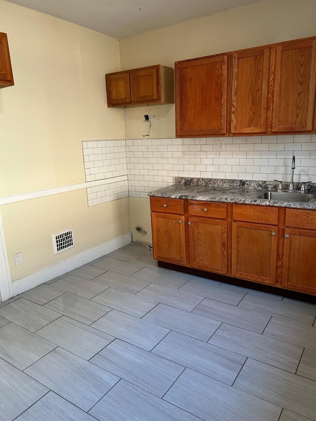Photo - 2985 W Grand St Unidad 1