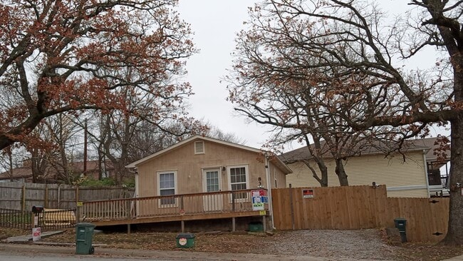 Photo - 832 W Eagle St