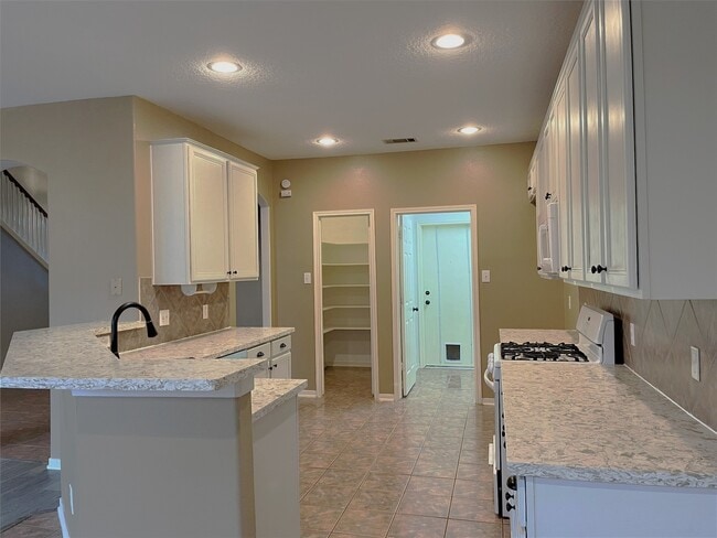 Building Photo - 2115 Hollyfield Ln