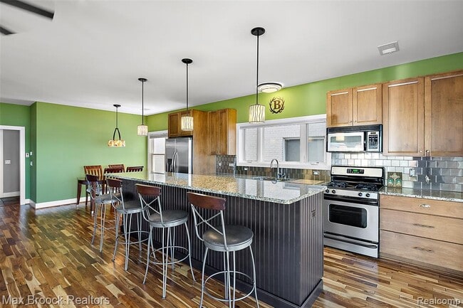 Photo - 2022 Willow Beach St