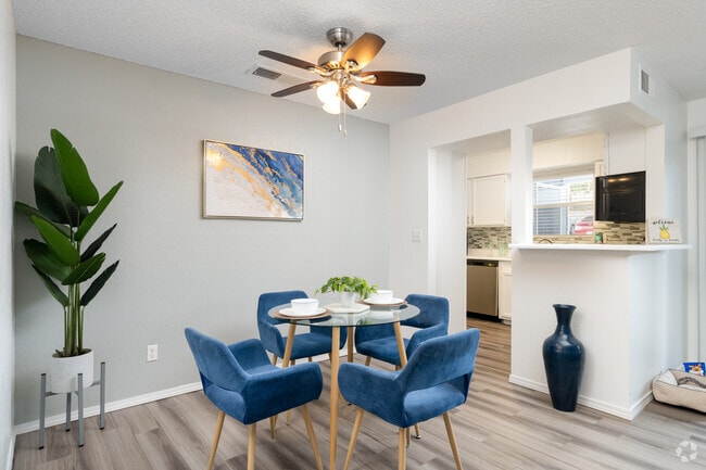 2BR, 2BA - 956SF - Dining Room