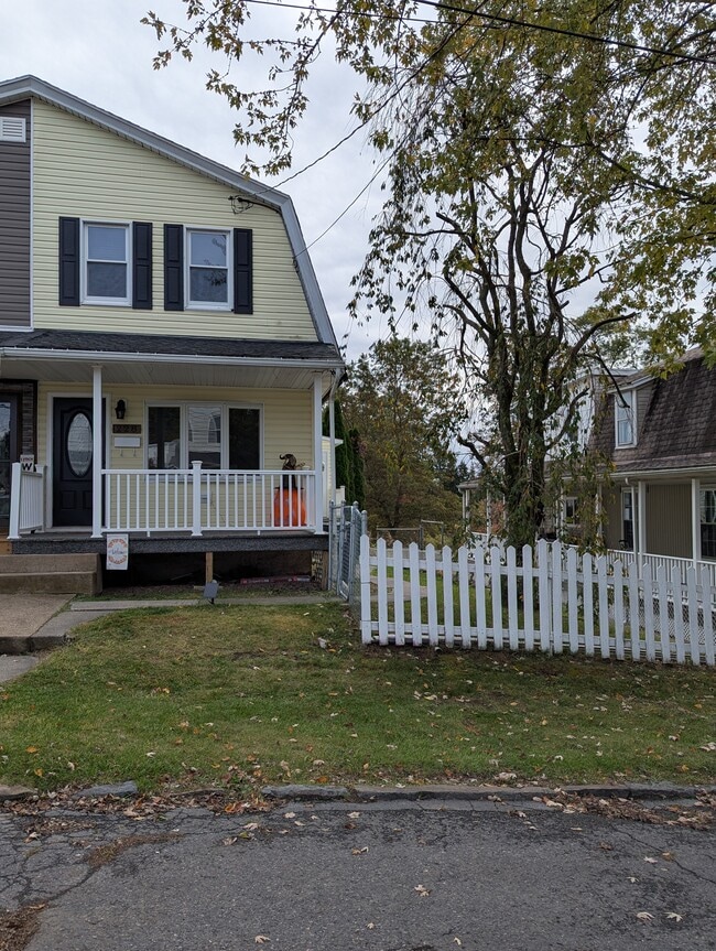 Building Photo - 228 School St