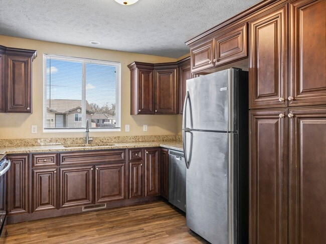 Photo - Beautiful Finishes in Newer Neighborhood