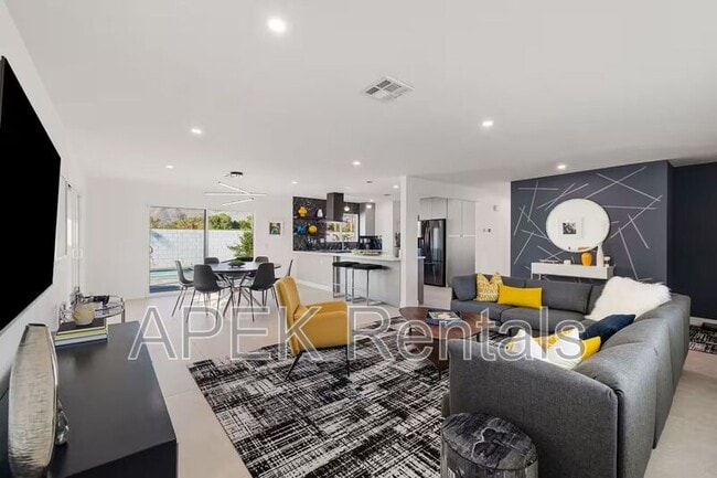 Photo - 945 N Buttonwillow Cir