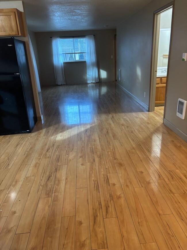 Photo - 929 S School St