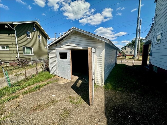 Photo - 323 Belden Ave NE