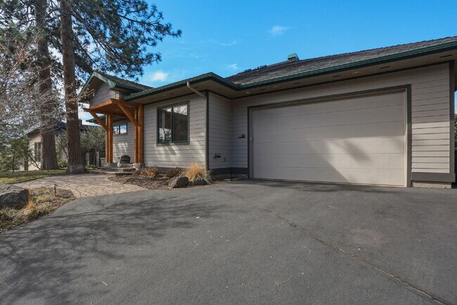 Beautiful 3-Bedroom Home Above Miller’s Landing with River and Mountain Vistas