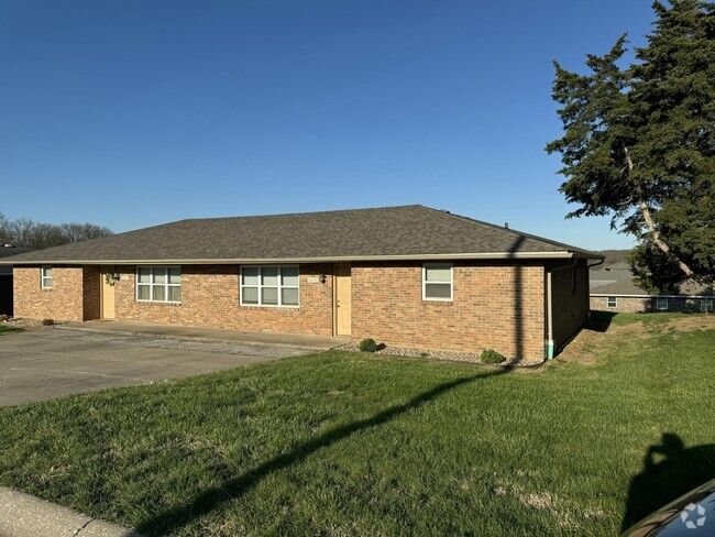 Building Photo - 5625 Hilltop Rental