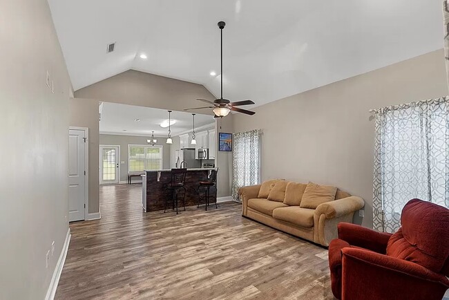 Photo - 118 Village Ln