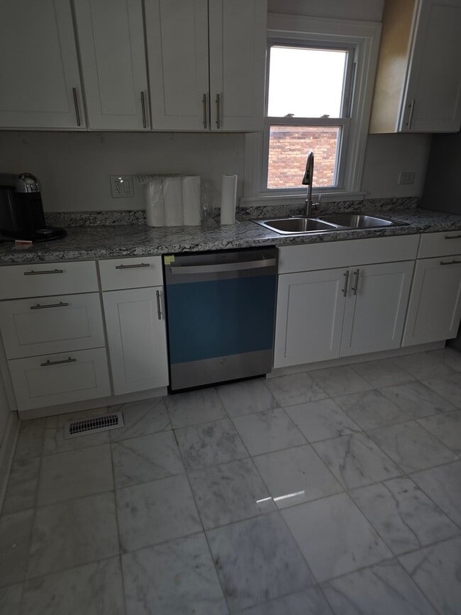 318 W Ogden Ave