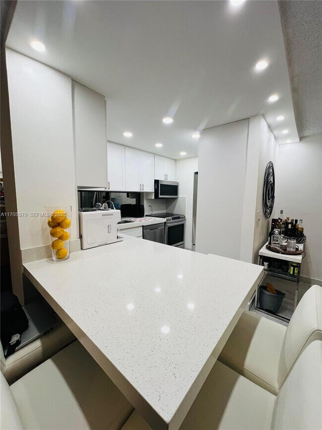 Building Photo - 16909 N Bay Rd Unit 112