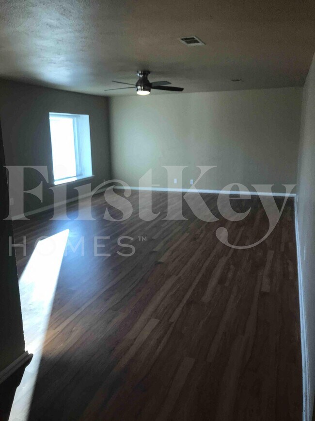 Photo - 701 E Mission St