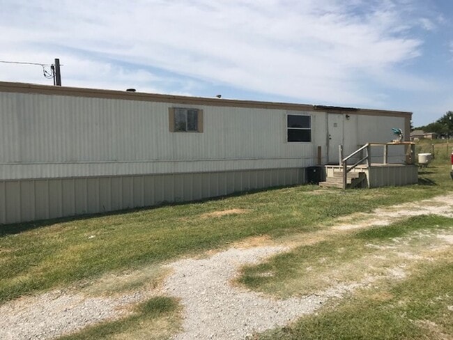 2 Bedroom and 2 Baths Home on Large Fenced... - 2 Bedroom and 2 Baths Home on Large Fenced...