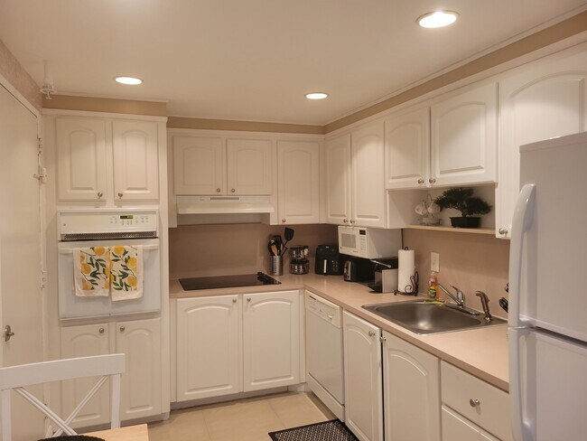 Building Photo - 3901 S Ocean Dr Unit 12t